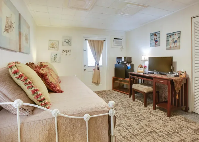 6 Mi To Palm Beach: Studio W/ Pool Access!